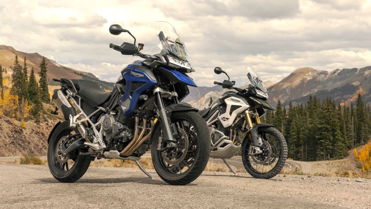 Triumph Tiger 1200 Explorer | We’ll start in the premium segment first. Back in December, Triumph unveiled the next-generation Triumph Tiger Explorer 1200. While the Tiger 900 series is definitely the more popular option, the Tiger Explorer competes directly with the all-powerful BMW R 1250 GS. Now with the new generation, there is a lot of new features including a new design as well as a whole host of other things. Starting with design, we see something that is vey similar to the new-gen Tiger 900s, so you have a sleeker appearance now. There is a new chassis that Triumph has built for the explorer which weighs 5.5 kgs less and this also helped with the slimming the bike down. As for the powertrain, the Explorer uses a new 1,160cc triple-cylinder engine complete with the new T-Plane firing order. This makes 150 hp of maximum power (9 hp more than the current-gen bike) and 130 Nm of torque. As for features, a whole host has been added including a radar system that allows for blind spot and lane change warning. Unlike the Ducati Multistrada V4, however, the Tiger Explorer doesn’t get adaptive cruise control. 