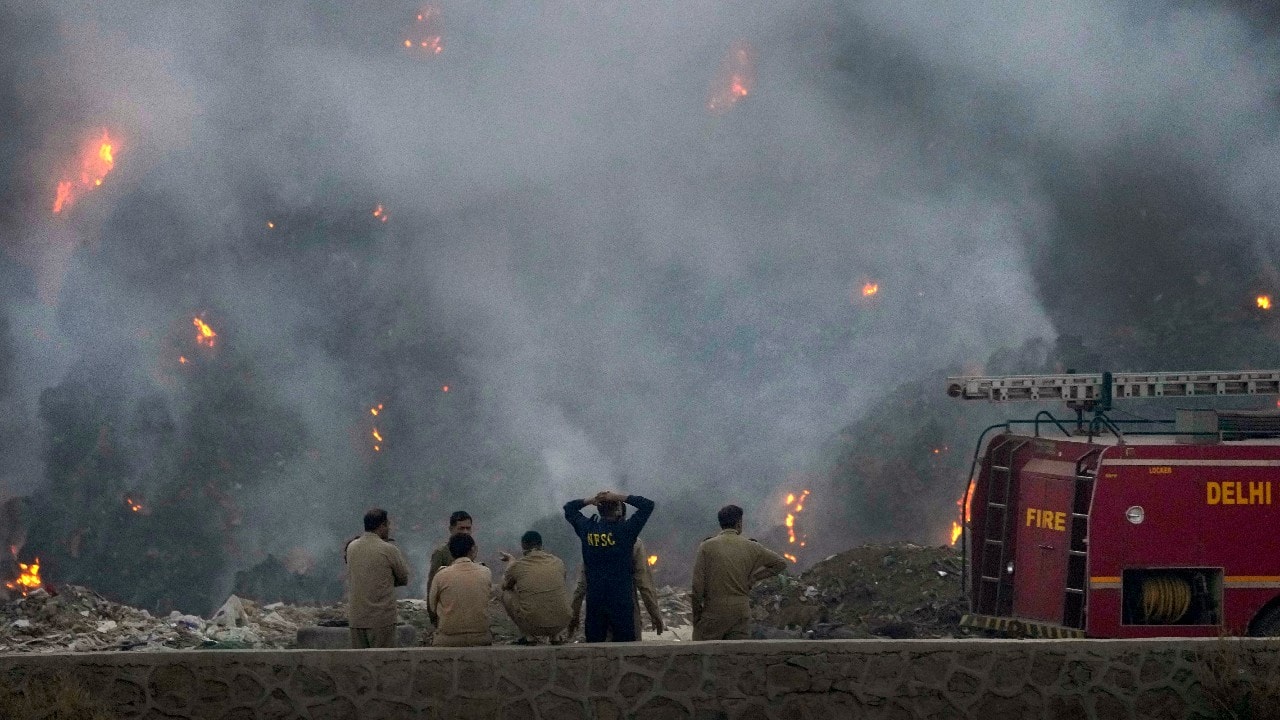 Several fire engines rushed to the landfill on April 26 to try and douse the fire. At night, the landfill resembled a burning mountain and it smoldered until early morning. (Image: AP)