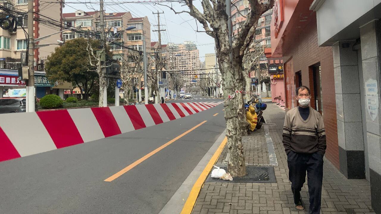 The abrupt closure of most businesses starting March 28 and orders to stay home left the public fuming about lack of access to food and medicine. People who test positive for the virus are forced into sprawling temporary quarantine facilities criticized by some as crowded and unsanitary. (Image: AP)