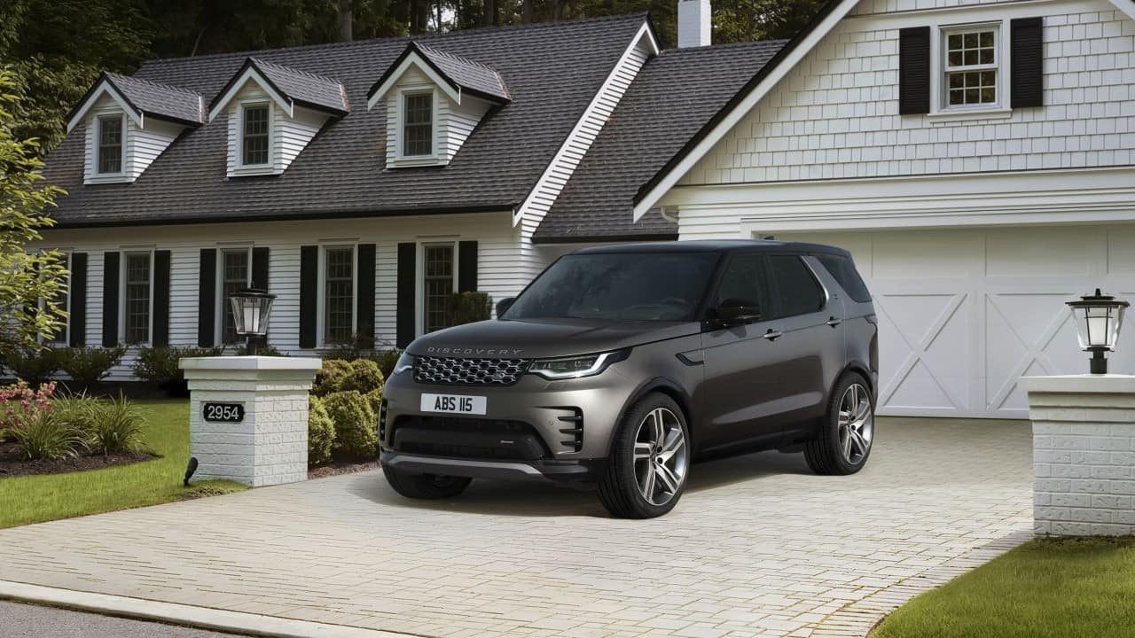 There are visual upgrades however, that make the Metropolitan stand out from the standard. First up, at the front, there is the Bright Atlas detailing on the grille and badging from the R-Dynamic variant. Lower down, you will see Hakuba silver bumper inserts and off to the side is a set of 20-inch dark grey alloy rims. Brake callipers, too, have been painted black and a panoramic sunroof that was an optional extra has been added as standard. (Image: Land Rover)