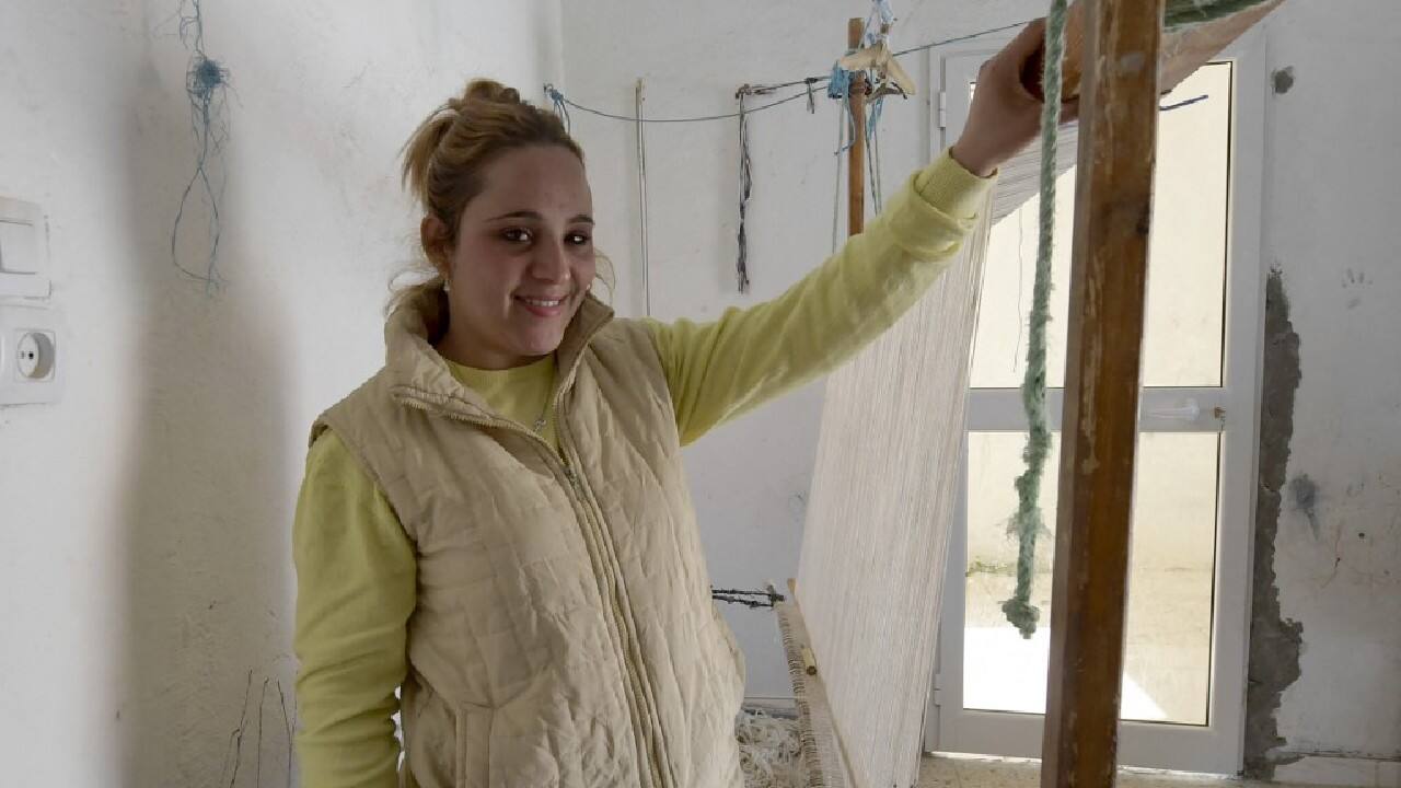 The association's local coordinator Fatima Alhamal, Najet's daughter, says the store makes "a huge difference". Previously, "craftswomen had to go and find materials, which they had to pay for, then earned 12-15 euros for a kilim".(Image: AFP)