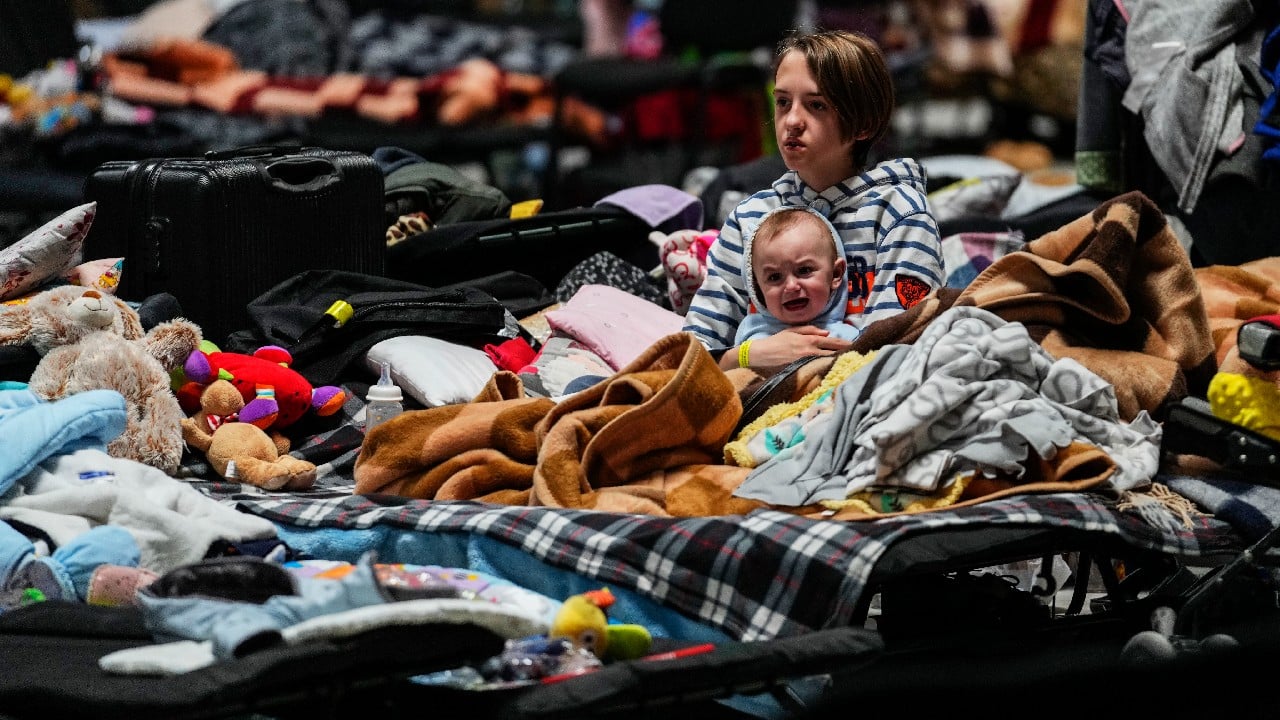 The United Nations’ refugee agency says more than 5 million people have left Ukraine since Russian troops invaded the country almost eight weeks ago. The Geneva-based office of the U.N. High Commissioner for Refugees said on April 20 that data from official border crossing points showed the number of war refugees had passed 5.03 million. About half of the total are believed to be children. (Image: AP)