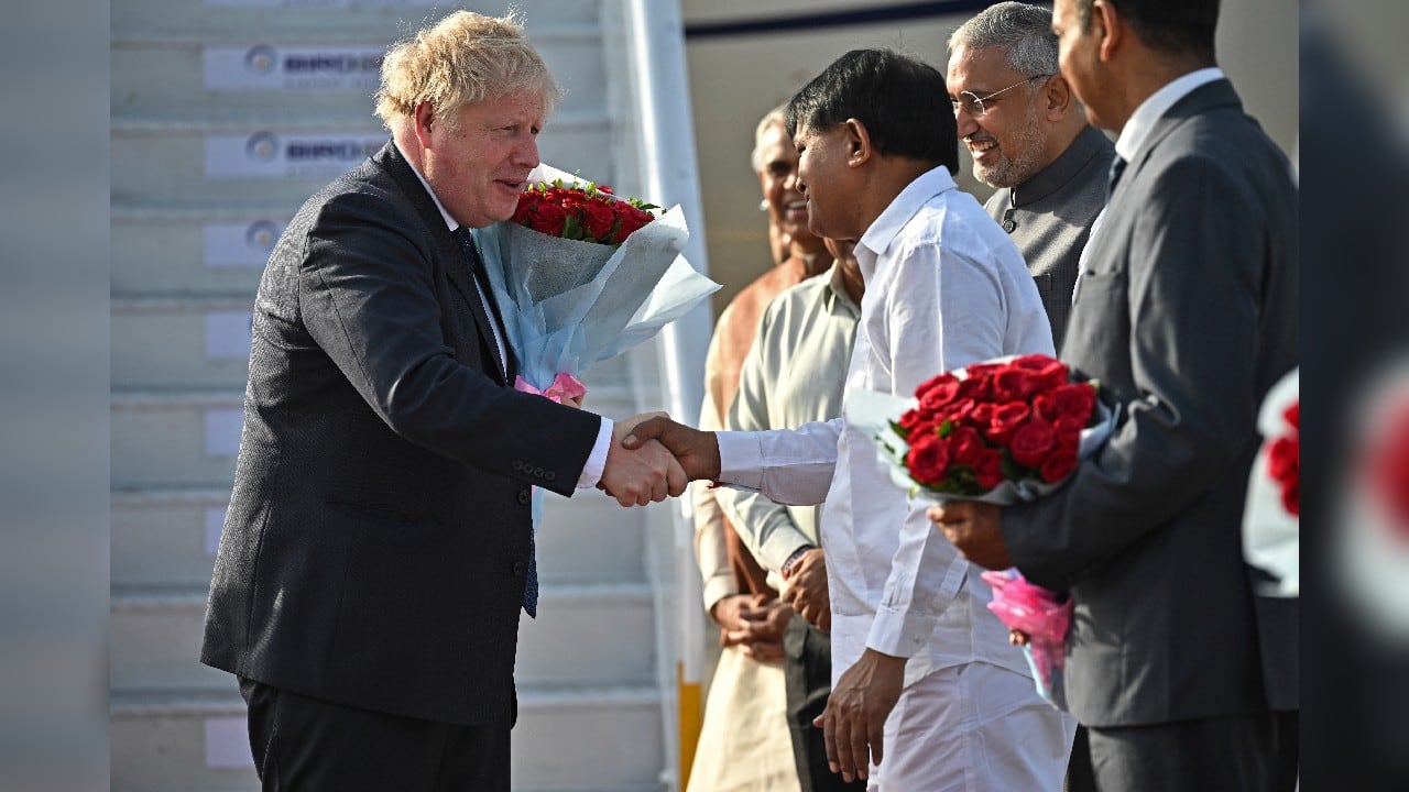 Johnson landed in the western state of Gujarat on April 21 and was accorded a grand welcome at the airport. British Prime Minister Boris Johnson is trying to set aside his political troubles and focus on economic ties and the war in Ukraine during a long-delayed official trip to India. Johnson hopes to strike new economic deals between Britain and its huge former colony, and to coax India away from Russia in response to the invasion of Ukraine. (Image: AP)