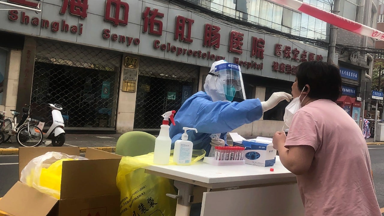 Despite the large number of cases, no new deaths have been reported in the Shanghai wave, possibly because the omicron variant is less deadly than older variants. City authorities also say they have secured daily supplies for residents, following complaints about deliveries of food and other necessities. Residents have resorted to group buying of groceries because they are not allowed to leave their buildings, with only partial success in obtaining needed items. (Image: AP)