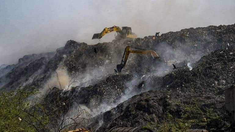 The Bhalswa landfill site in Delhi continued to burn for days in late April 2022. (Image: AFP)