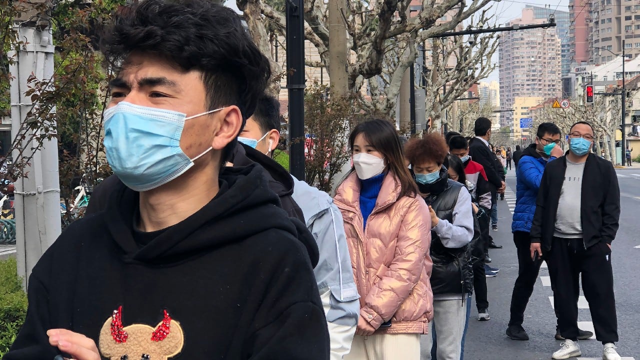 The government reported 24,659 new cases through midnight on April 11, including 23,387 with no symptoms. That included 23,346 in Shanghai, only 998 of whom had symptoms. In Shanghai, more than 200,000 cases but no deaths have been reported in the latest wave of infections. (Image: AP)