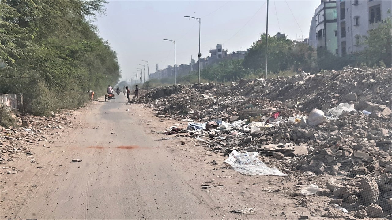 Ghazipur landfill collapse: A month on, pile of garbage strewn across road  unnerves residents