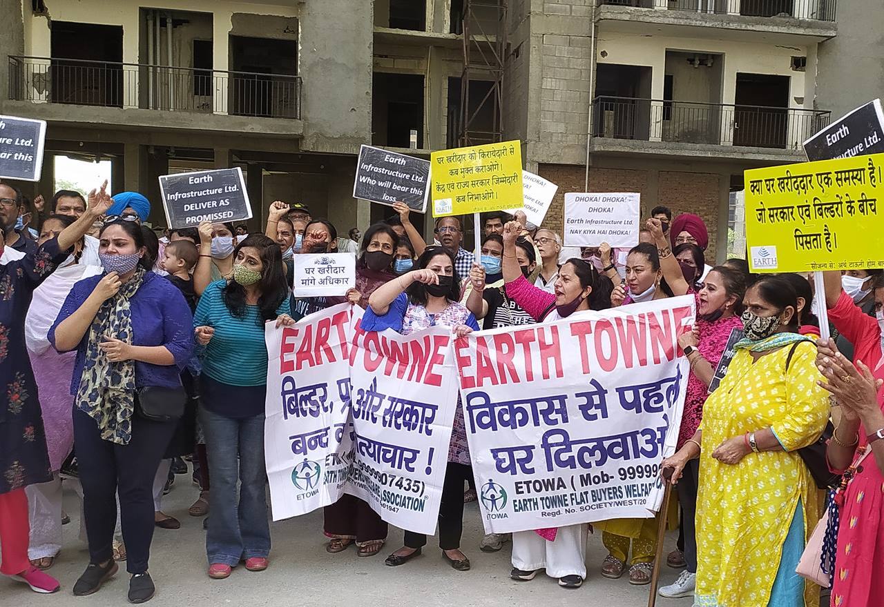 Housing woes | Earth Towne flat buyers stage protest ahead of NCLAT hearing; accuse GNIDA of malpractice