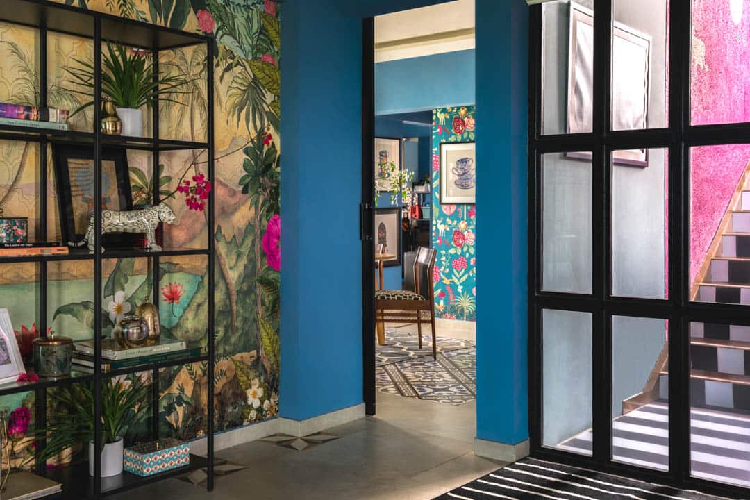 The wallpaper motifs are inspired by the flora and fauna outside, creating a sense of continuity.