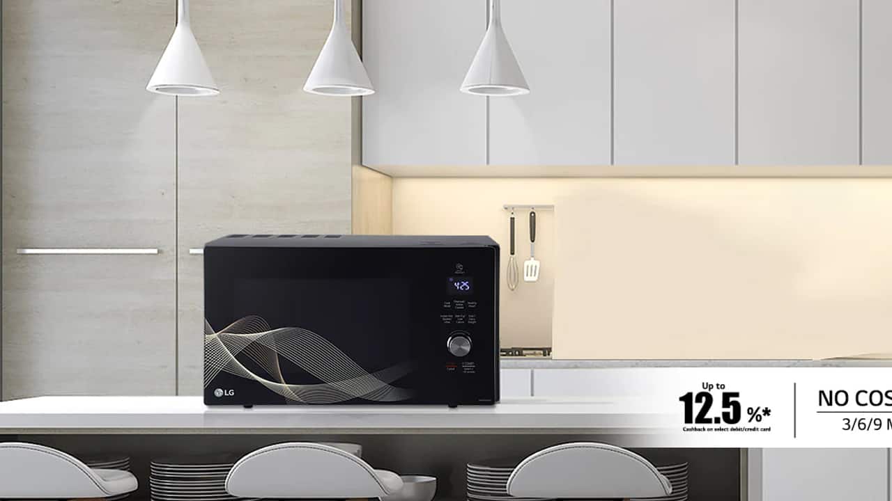 LG also introduced a new range of Charcoal Microwave Ovens. LG claims that these new microwave ovens can be used to make hygienic Ghee with no smell is a matter of 12 minutes. It can also be used to prepare 12 different variety of rotis, including Naans, Lachcha Paranthas, Tandoori Rotis, and more. The new Charcoal oven also has a 360-degree Motorised Rotisserie, an Auto Cook Menu with 301 dishes, and a Diet Fry feature that lets you prepare these dishes with minimum use of oil.