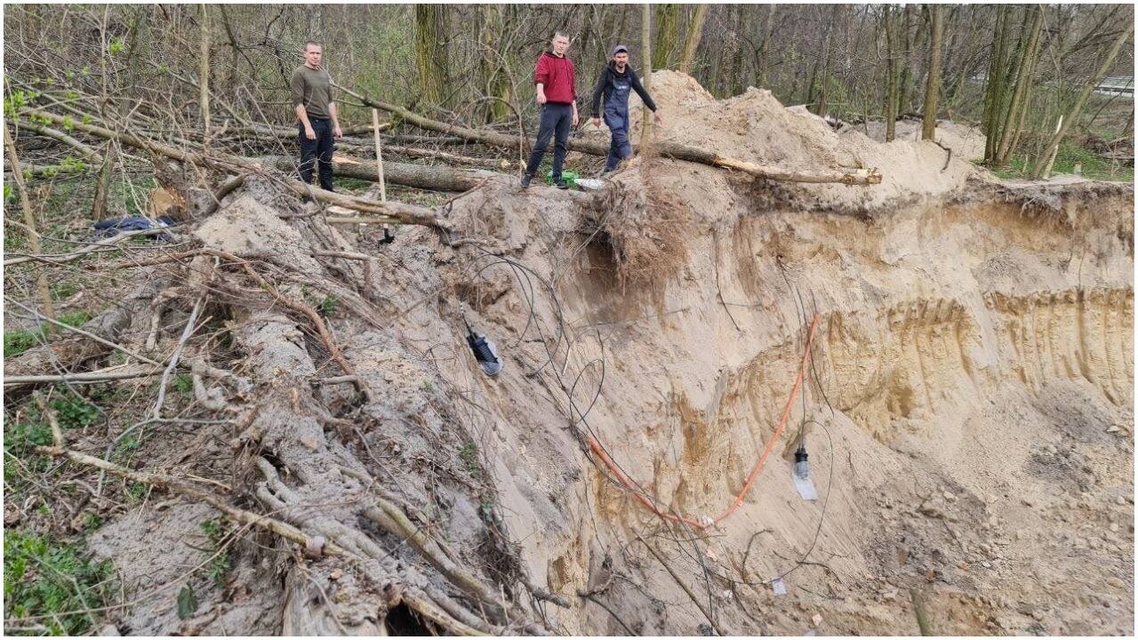 Ukraine telecom operators fix internet connection in bomb-battered Kyiv. See pics