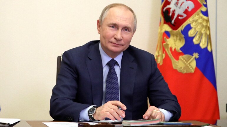 Vladimir Putin flies into Russian far east for Ukraine talks with  Belarusian leader