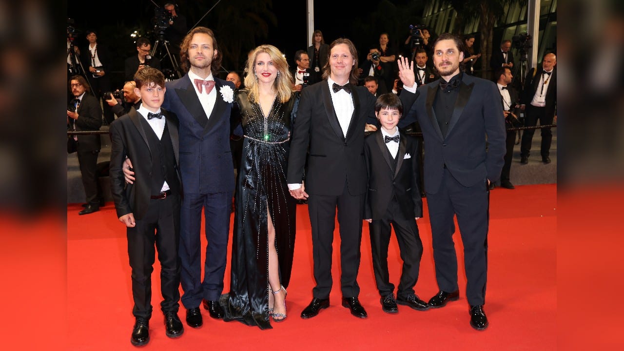 Cristiano Sassella, from left, Alessandro Borghi, Charlotte Vandermeersch, director Felix van Groeningen, Lupo Barbiero, and Luca Marinelli pose for photographers upon arrival at the premiere of the film 'The Eight Mountains' at the 75th international film festival, Cannes, southern France, May 18. (Image: AP)