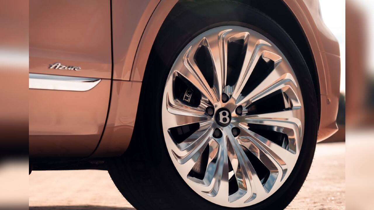 Additionally, the Bentayga EWB comes with all-wheel-steering, a feature first introduced on the Flying Spur in Bentley’s lineup. At highway speeds, the rear wheels turn in the direction of input allowing for more stability around turns. At lower speeds, however, the rear wheels turn in the opposite direction effectively shortening the turning radius, something that is definitely needed for the EWB. And finally, the suspension enhancements that Bentley has made for the Bentayga allow for a 27 percent reduction in ride vibration when compared to its competitors, as claimed by Bentley of course. (Image Source: Bentley)
