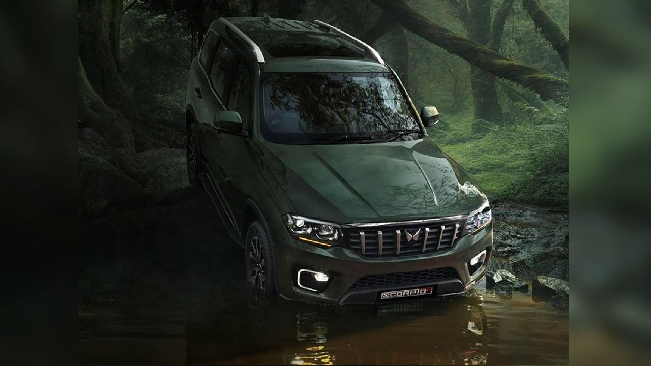 The Scorpio-N finally dropped its camouflage to showcase a bold new design. Of course, the boxy silhouette and butch stance from its predecessors continue to be part of the SUV, but there is a more upmarket and premium feel that is exuded from the Scorpio-N. Take the front for example: A new set of sleeker headlamps flanks a rather aggressive looking grille complete with six chrome slates. The DRLs find a new mounting place now on the bumper around the foglamps. The new Twin Peaks logo also makes its way to the new Scorpio-N. The Scorpio’s sharp lines have been smoothened out on the Scorpio-N and the black cladding is slimmer and well executed. The shoulder line kicks up nice and smoothly at the C-pillar and there is a new set of machine-cut alloys as well. There aren’t any pictures currently for the rear of the Scorpio-N, but the teasers reveal an upright tailgate and vertical tail lamps just like the current-gen Scorpio. This time around, however, we can expect LEDs to be used instead of the conventional bulbs. (Image: auto.mahindra.com)