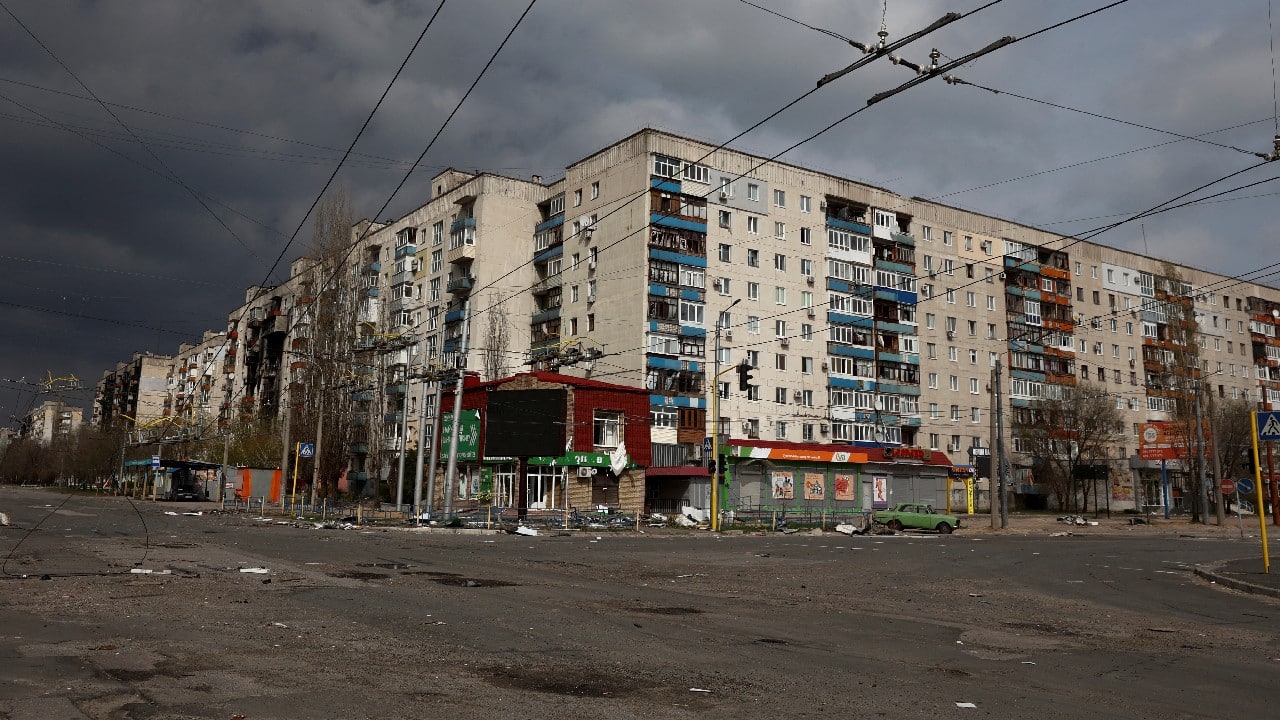 Russian troops fought to take complete control of the eastern industrial city of Sievierodonetsk on June 1 as the United States said it will provide Ukraine with advanced rockets to help it force Moscow to negotiate an end to the war. (Image: Reuters)