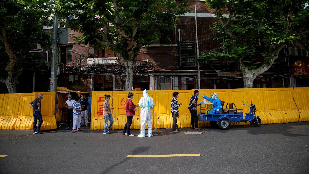 Residents’ line up for nucleic acid tests on a street during lockdown, amid the outbreak, in Shanghai, China, May 30. (Image: Reuters) Residents’ line up for nucleic acid tests on a street during lockdown, amid the outbreak, in Shanghai, China, May 30. (Image: Reuters)