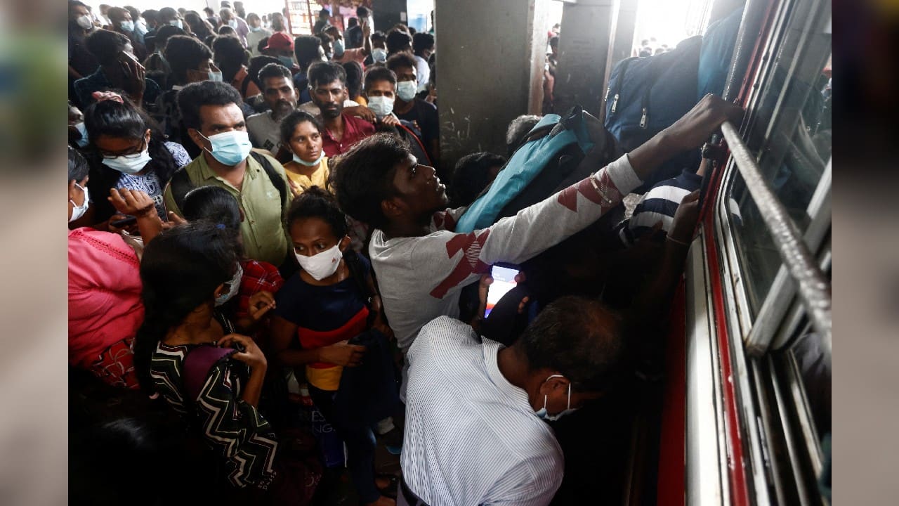 People try to get into a bus at the main bus stand before curfew starts, after a clash between anti-government demonstrators and Sri Lanka's ruling party supporters, amid the country's economic crisis, in Colombo, Sri Lanka, May 12. (Image: Reuters)