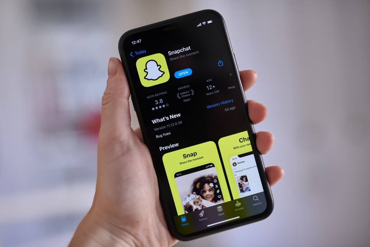 Social media stocks sink to erase $135 billion on Snap warning
