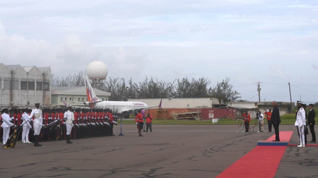 President Kovind was accorded a ceremonial welcome, a Guard of Honour and 21-gun-salute. The President of India was escorted by the Chief Defence Staff of Jamaica. On the Jamaican side, the leadership of the host Patrick Allen, Governor-General of Jamaica, Prime minister of Jamaica Andrew Holness, members of the cabinet, Chief of Defence Staff and commissioner of police were present. (Image: Twitter @rashtrapatibhvn)
