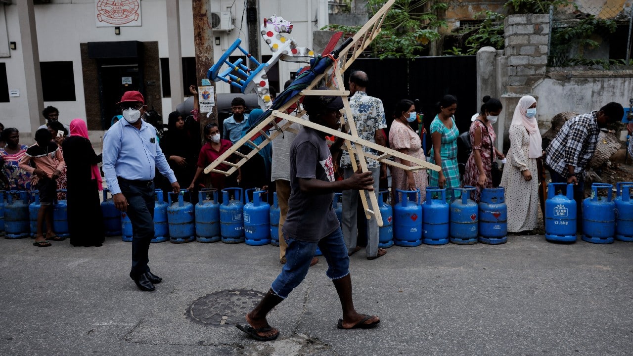 Long lines for fuel plague crisishit Sri Lanka