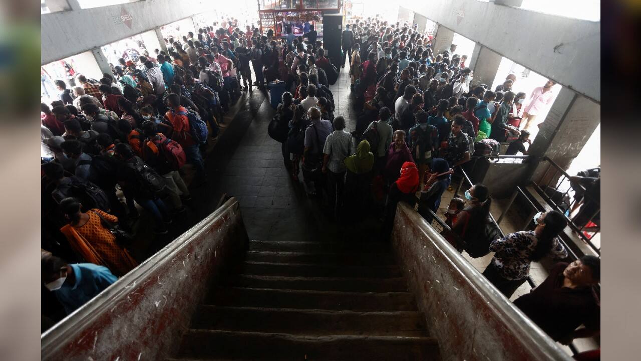 People gather at the main bus stand to catch a bus before curfew starts, after a clash between anti-government demonstrators and Sri Lanka's ruling party supporters, amid the country's economic crisis, in Colombo, Sri Lanka, May 12. (Image: Reuters)