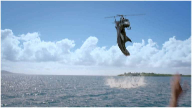 Нападение пятиглавой. Нападение пятиглавой акулы. Вертолет и акула в полете редкое фото.