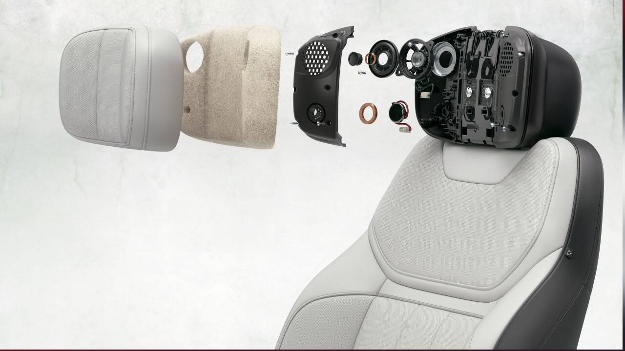 Over on the inside, you get to see the new Moonlight Chrome upholstery. At the heart of the cockpit-like cabin is a curved 13.1-inch Pivi Pro touchscreen infotainment system complete with Alexa voice commands. Alex Heslop, Director of Electrical Engineering, Jaguar Land Rover, said “Our award-winning Pivi Pro infotainment is at the heart of the experience and its haptic, curved floating touchscreen provides intuitive control of the vehicle systems. To help drivers maintain their focus, embedded Amazon Alexa voice AI is on hand, so customers can keep their eyes on the road and hands on the wheel while doing anything from setting the navigation and placing calls to selecting media sources.” (Image: Land Rover)