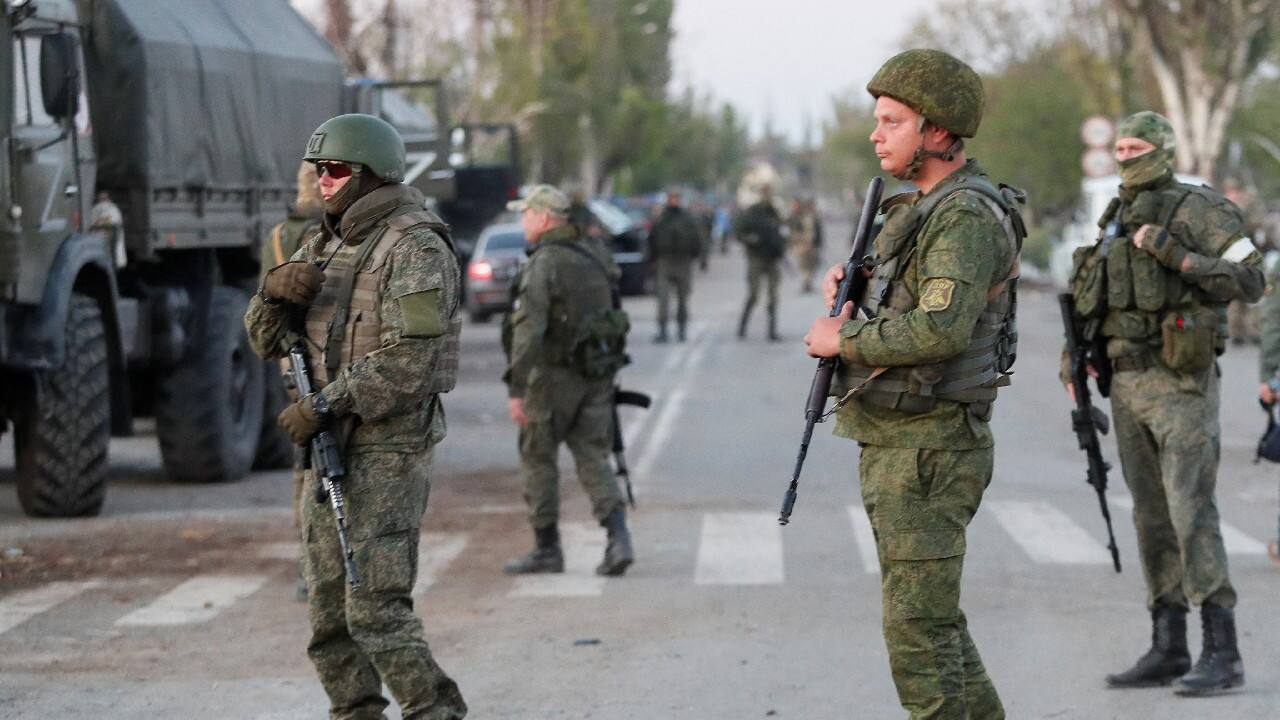 Ukraine troops begin to surrender in Mariupol