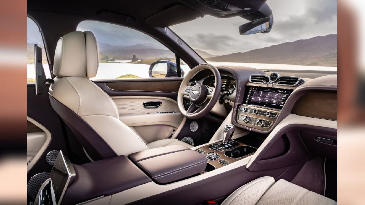 The Airline Seat Configuration also some other luxury features. The first is Seat Auto Climate. Using this, the passenger sets a desired temperature from six levels. The car then measures the contact temperature and surface humidity and, using the heating and ventilation function, adjusts the temperature accordingly. This is monitored constantly to ensure the temperature level remains constant. (Image Source: Bentley)