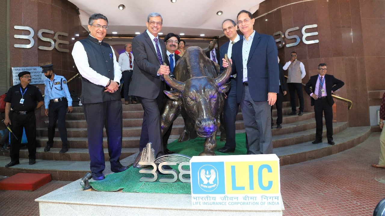 LIC listing | Stock settles at Rs 872 on BSE, 8% lower than issue price
