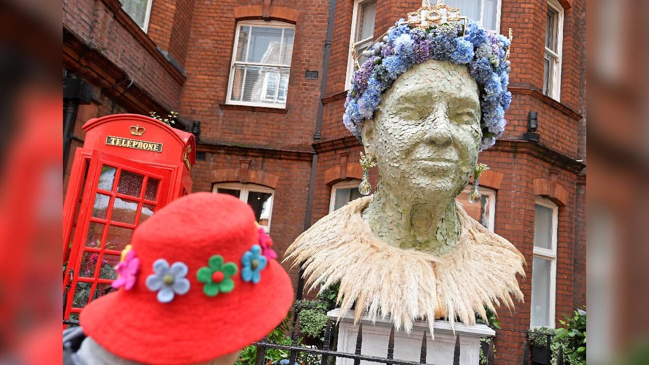A person views a floral representation of Britain's Queen Elizabeth, which forms part of the Chelsea in Bloom festival running at the same time as Chelsea Flower Show in London, Britain, May 24. (Image: Reuters)