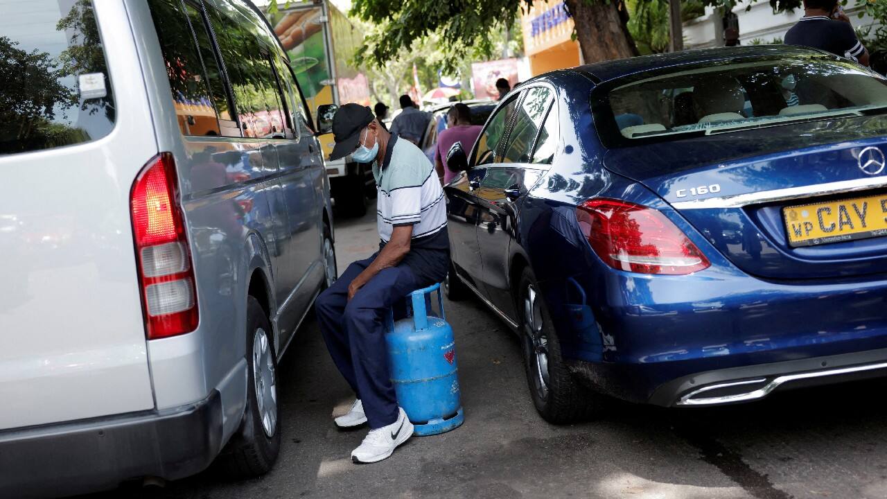 Long lines for fuel plague crisishit Sri Lanka