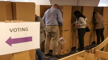 Voters cast their ballots ahead of the national election at an Australian Electoral Commission early voting centre, in the Central Business District of Sydney, Australia, May 17, 2022. REUTERS/Loren Elliott/File Photo