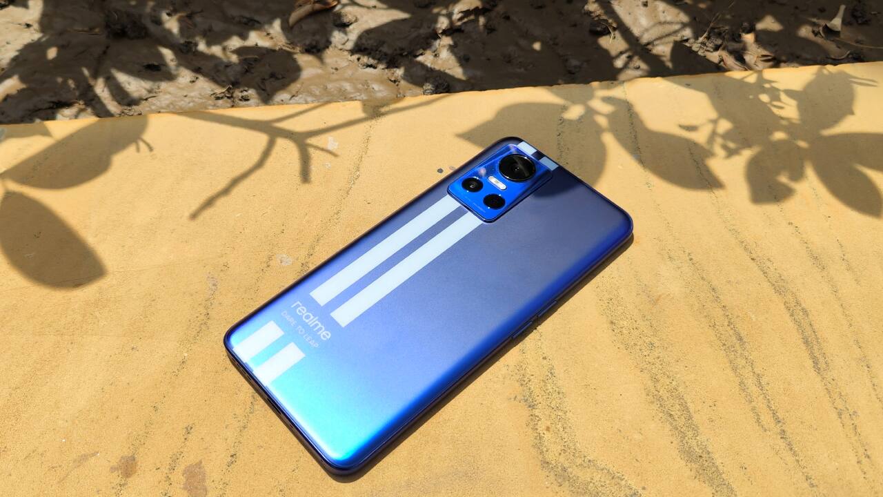 The main camera on the GT Neo 3 also performed quite well under most circumstances but falls well short in more complex lighting. Camera performance was admirable in daylight and in lowlight scenes with good ambient light, but I wouldn’t call this a flagship-grade camera setup or even close. My use of the cameras on the phone was brief and we will take an in-depth look at the cameras, software, and performance during our full Realme GT Neo 3 review, which will be out soon. 