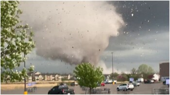 A powerful tornado ripped through parts of Kansas on Friday (Image: ReedTimmerAccu/Twitter)