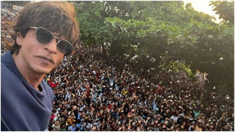 Watch: Shah Rukh Khan welcomes fans back to Mannat after two years on ...