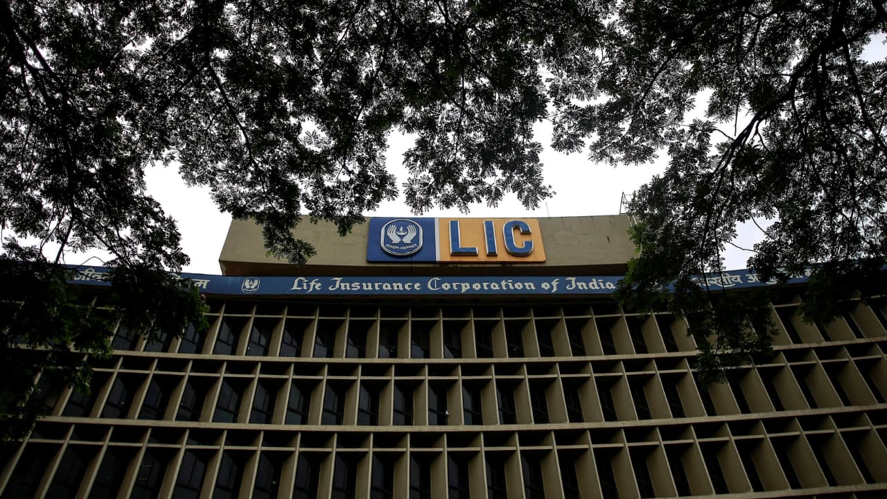 LIC’s IPO anchor investors haven't given up on insurer despite heavy losses