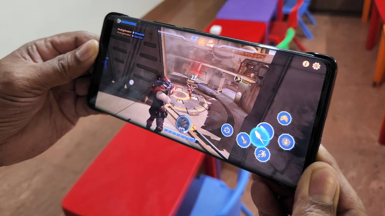 However, Vivo also brings a custom V1+ chip to the table, which acts as both an image chip and an independent display chip. The chip supports MEMC Dynamic Frame Insertion, Display Effect Optimization, and NR Noise Reduction. The V1+ chip has lower power consumption, longer stable frame and better temperature control, while it also supports 120fps gaming in certain games. A Geekbench test revealed that the Vivo X80 Pro managed a single-core score of 1281 points and a multi-core score of 3301 points. 
