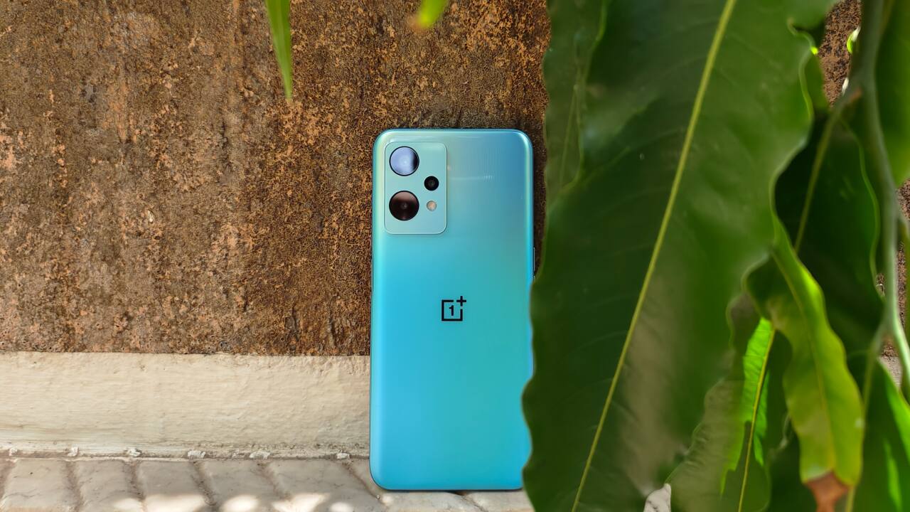 OnePlus Nord CE 2 Lite 5G | Rs 19,999 | 6GB/128GB | Android 12 | The OnePlus Nord CE 2 Lite 5G offers a good balance of hardware and software, baked in a sub-20K smartphone. The Nord CE 2 Lite 5G features a Snapdragon 695 SoC, a 120Hz IPS LCD screen, a 4,500 mAh battery with 33W charging support, and a triple-camera setup (64 MP + 2 MP + 2 MP / 16 MP Selfie). 