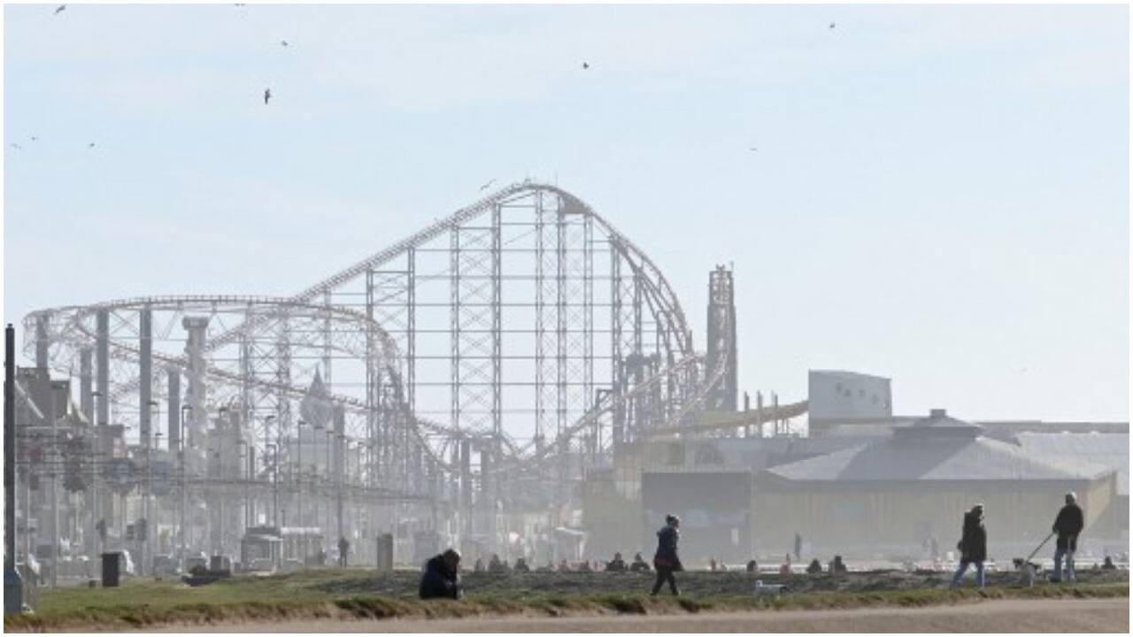 Video Riders stuck at 235 feet as rollercoaster carriage comes to