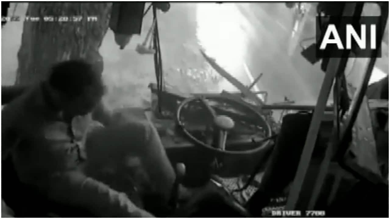 Head-on collision of 2 buses in Tamil Nadu caught on camera, many injured Head-on collision of 2 buses in Tamil Nadu caught on camera, many injured
