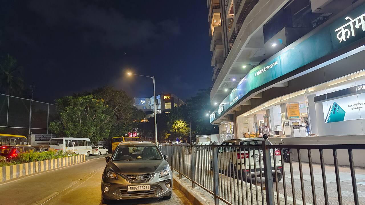 Shots taken at night were just as good as those in daylight. The main camera maintained excellent detail in every shot with not a hint of noise. Even in situations with little-to-no ambient light, the main camera still manages to brighten up scenes and bring detail into shots. The amount of light the sensor captures is rather impressive. 