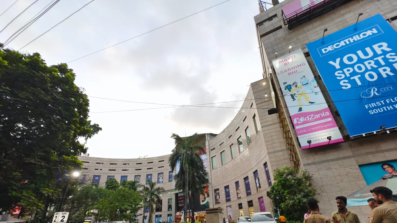 The ultrawide camera’s colours were consistent with those of the main camera. The ultrawide also maintained good levels of detail, although certain subjects appear to be softer than that on the main camera. The ultrawide camera also doubled as a macro unit. 