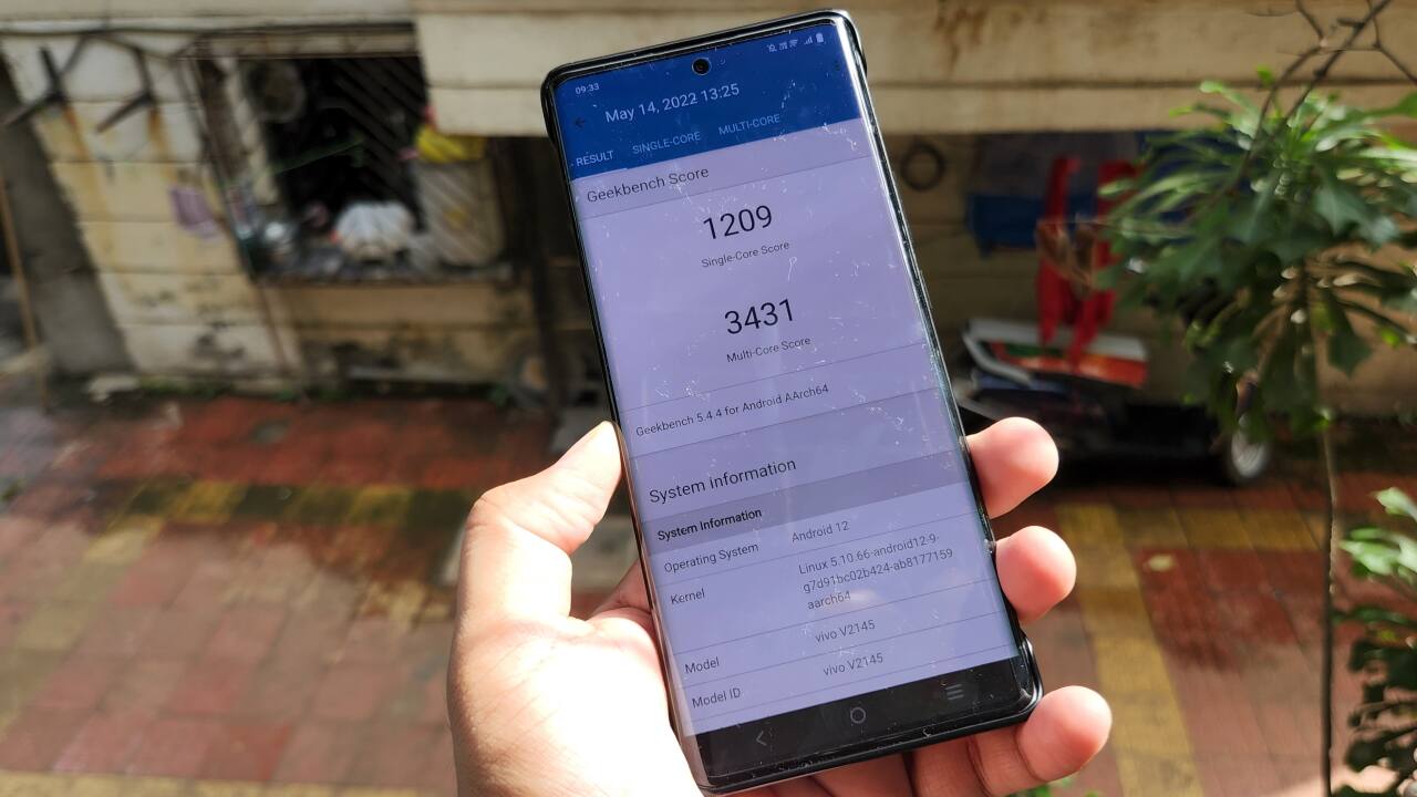 For performance, the Vivo X80 Pro has your run-of-the-mill flagship hardware, and some. The phone is powered by the Snapdragon 8 Gen 1 chipset paired with 12GB of LPDDR5 RAM and 256GB of UFS 3.1 storage. The handset also comes with a VC liquid cooling solution with a 2691mm2 vapour chamber, which helps keep the phone cool during intensive gaming. In most cases, the hardware here would be more than sufficient to handle any task with ease. 