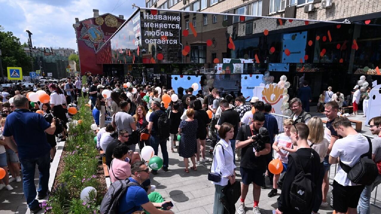 In Moscow's Pushkin Square on June 12, dozens of people gathered outside the Russian incarnation of the fast-food restaurant, &quot;Vkusno i tochka&quot; (&quot;Delicious. Full Stop&quot;), well before the official noon (0900 GMT) opening. Inside, 31-year-old Oleg, one of the first customers to receive his order, said &quot;Vkusno i tochka&quot; was &quot;delicious, beautiful and cheap.&quot; (Image: AFP)