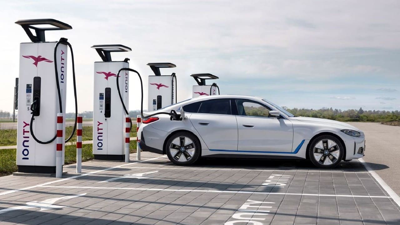 Luckily, both variants of the i4 get the same 83.9 kWh battery pack, so we don’t have to worry about range. BMW says that the eDrive 40 variant that India receives is capable of running 590 km on a single charge according to the WLTP cycle. The M50 xDrive on the other hand gets a WLTP-claimed range of 510km. The i4 also gets 205 kW fast charging capabilities. Using a DC fast charger, charging from 10 percent to 80 percent will take about 31 minutes according to BMW. (Image: BMW)