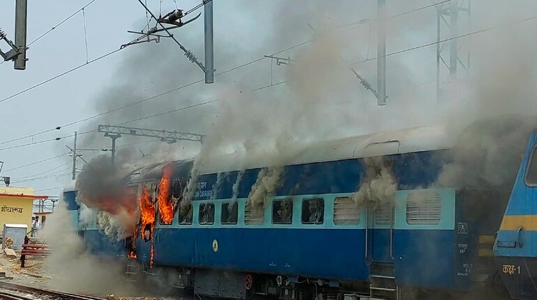 Mob sets a train on fire on Wednesday in protest against the Agnipath defence recruitment scheme. Mob sets a train on fire on Wednesday in protest against the Agnipath defence recruitment scheme.