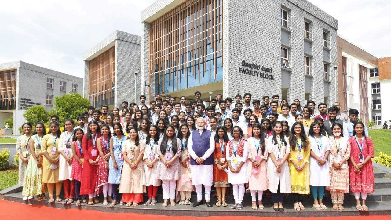 Prime Minister Modi meets students and staffs of Dr. B R Ambedkar School of Economics (BASE) University. According to the PMO, the new campus of this institution will benefit several students and the new tech hubs which have been inaugurated will also be a boon for our Yuva Shakti. (Image: Twitter @narendramodi)