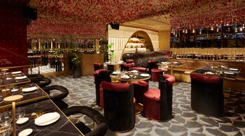 Akina, Bandra, is spearheaded by restaurateur Hitesh Keswani (of Opa Kipos, Estella, Silver Beach Café) and Dubai-based F&B entrepreneur Ryan SNR.